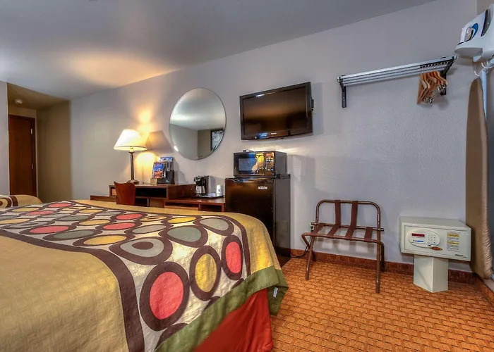 Super 8 By Wyndham Hole Motel