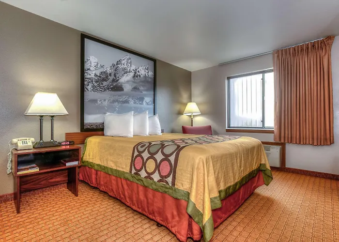 Super 8 By Wyndham Hole