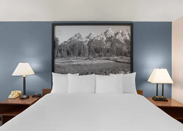 Super 8 By Wyndham Hole Motel